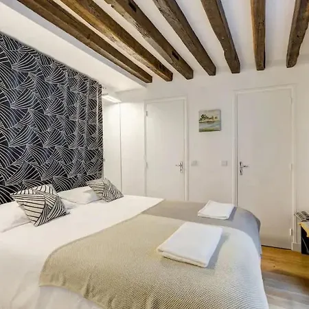 Chic Marais Retreat Steps To Cafes & Notre Dame * Paris