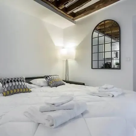 Apartment Chic Marais Retreat Steps To Cafes & Notre Dame *