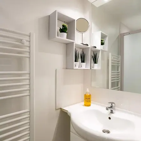 Chic Marais Retreat Steps To Cafes & Notre Dame Apartment Paris