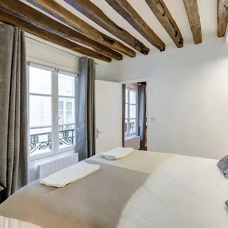 Chic Marais Retreat Steps To Cafes & Notre Dame Paris