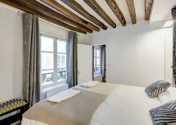 Chic Marais Retreat Steps To Cafes & Notre Dame Paris