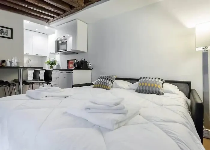 Chic Marais Retreat Steps To Cafes & Notre Dame *