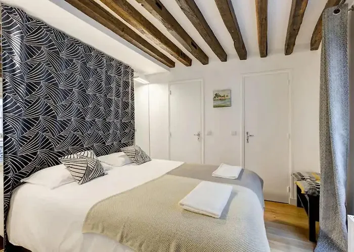 Chic Marais Retreat Steps To Cafes & Notre Dame * Paris